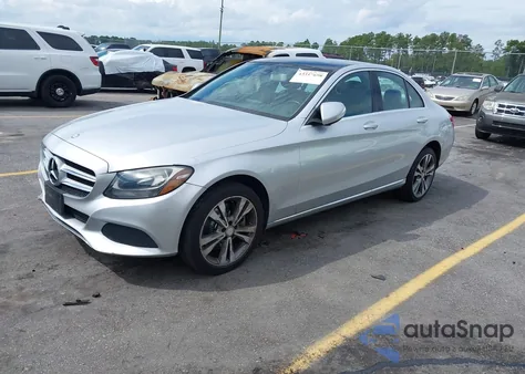 2015 Mercedes-Benz C 300 4Matic z USA, uszkodzony, nr VIN 55SWF4KB8FU005678